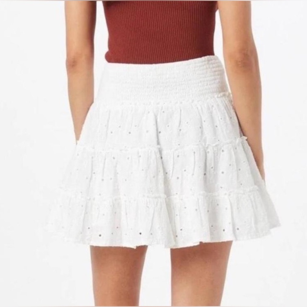 An adorable American Eagle oufitters Eyelet Ruffle Mini Skirt Size.